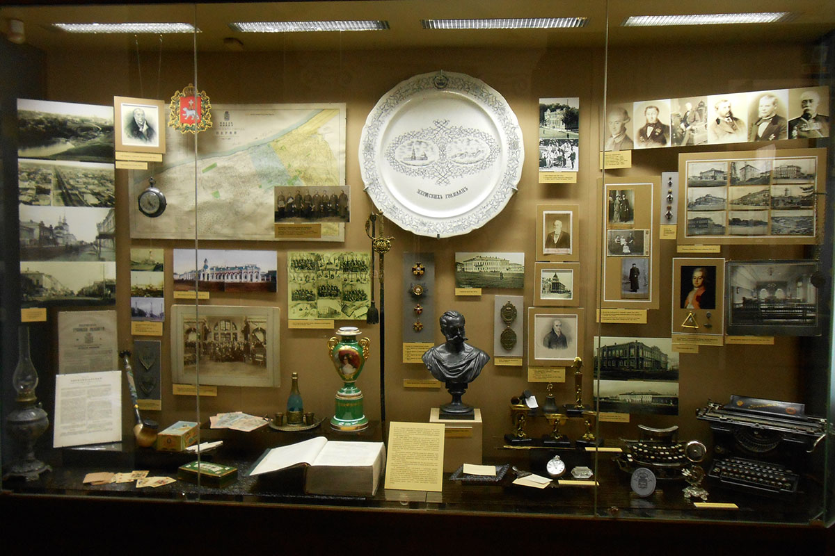 Комплексная историческая выставочная витрина Пермского краеведческого музея представляет известных людей города и губернии, их личные вещи и фото.
