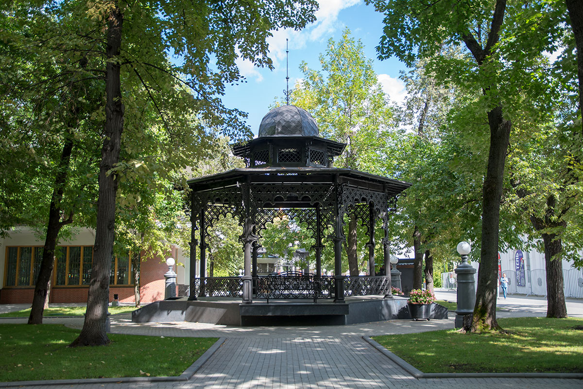 Сад Эрмитаж украшают два ажурных павильона, названных Гарден-коттеджами, целиком выполненные из литых чугунных деталей.