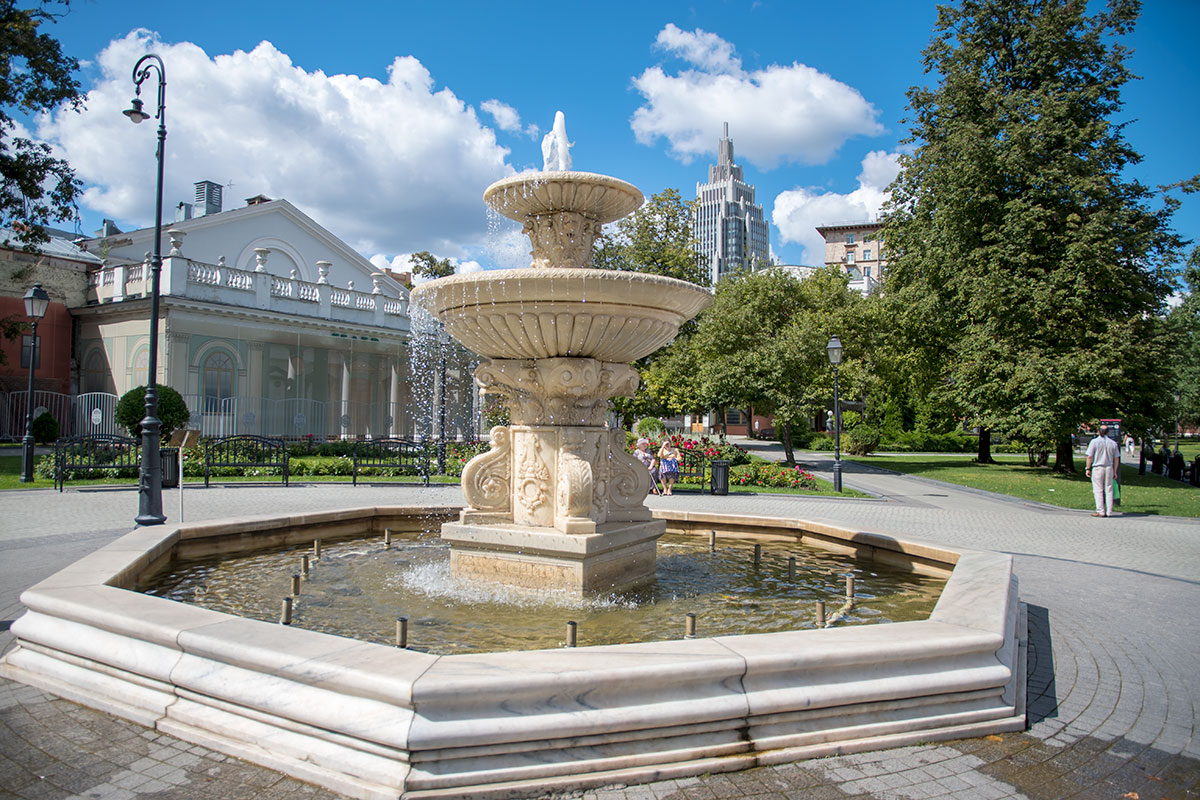 Традиционный парковый фонтан украшает сад Эрмитаж у самого входа на территорию, оживляя вид на старинное здание одноименного театра, где зародился МХТ.