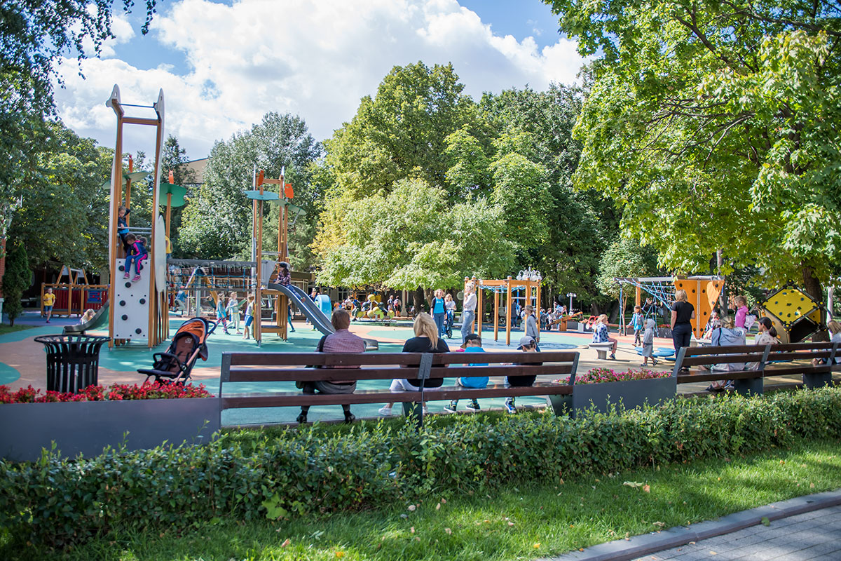 Просторная и прекрасно оборудованная детская площадка сада Эрмитаж позволяет проводить здесь время родителям с детьми, отдыхая рядом с играющими.