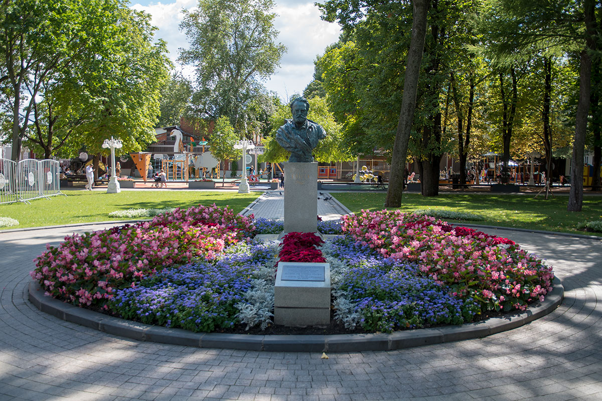 Установленный в центре аллеи сада Эрмитаж бюст Виктора Гюго подарен российской столице мэрией столицы дружественной Франции в 2000-м году.