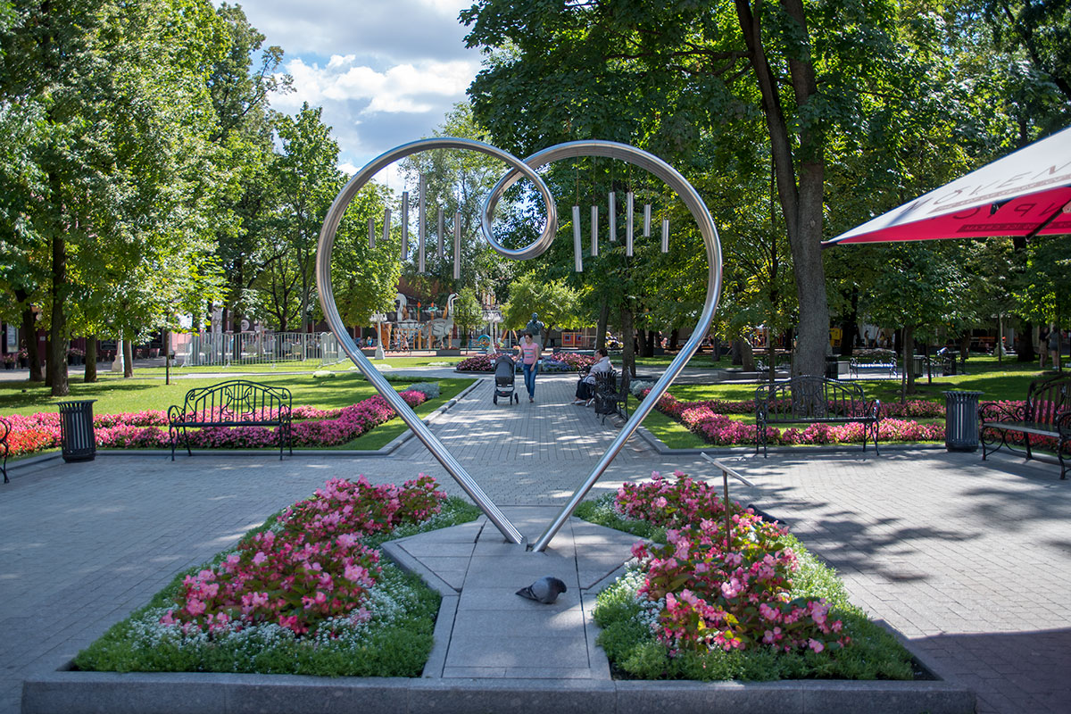 Привлекающий внимание влюбленных пар монумент в саду Эрмитаж, выполненный в форме сердечка, установлен по инициативе радио Серебряный дождь.