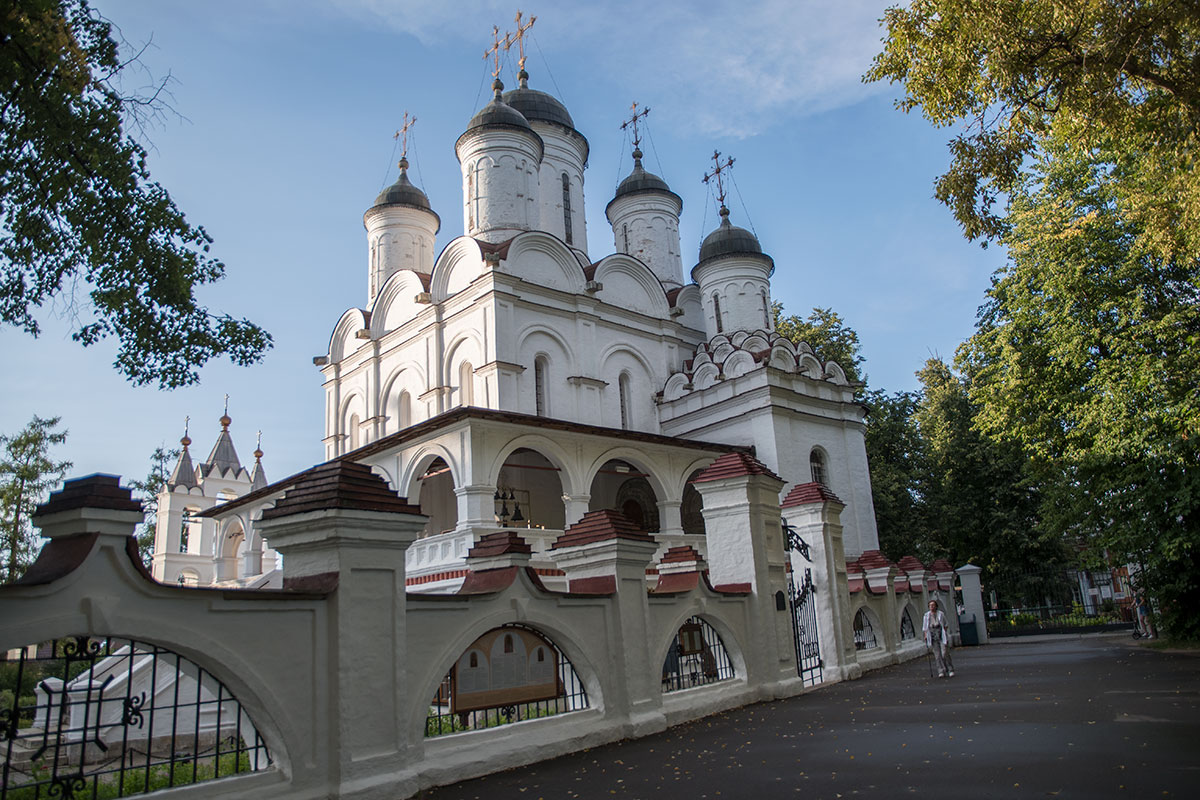 Большие вяземы фото поселка. Преображенская Церковь Захарово большие Вяземы. Храм Бориса Годунова в Вяземах. Преображенская Церковь и звонница в усадьбе большие Вяземы. Усадьба Голицыных Вяземы.