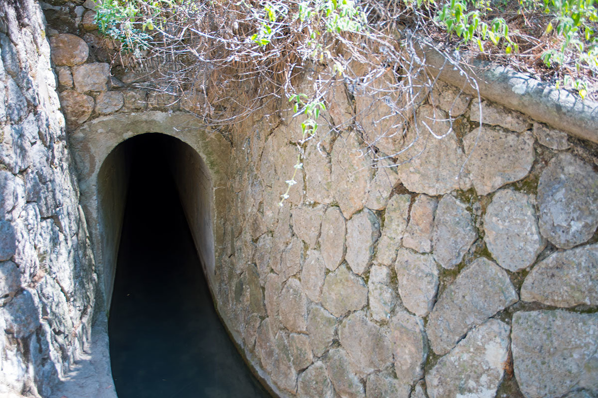Второй водопропускной тоннель на Семи источниках Родоса не столь обустроен, поэтому в него большинство посетителей не суются.