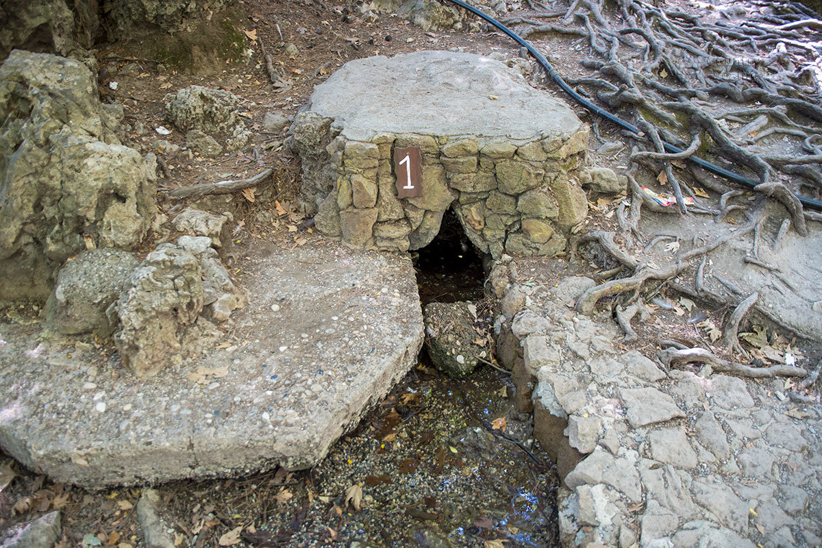 Расположенные в непосредственном соседстве, Семь источников Родоса пронумерованы по порядку, с нанесением цифр на камни.