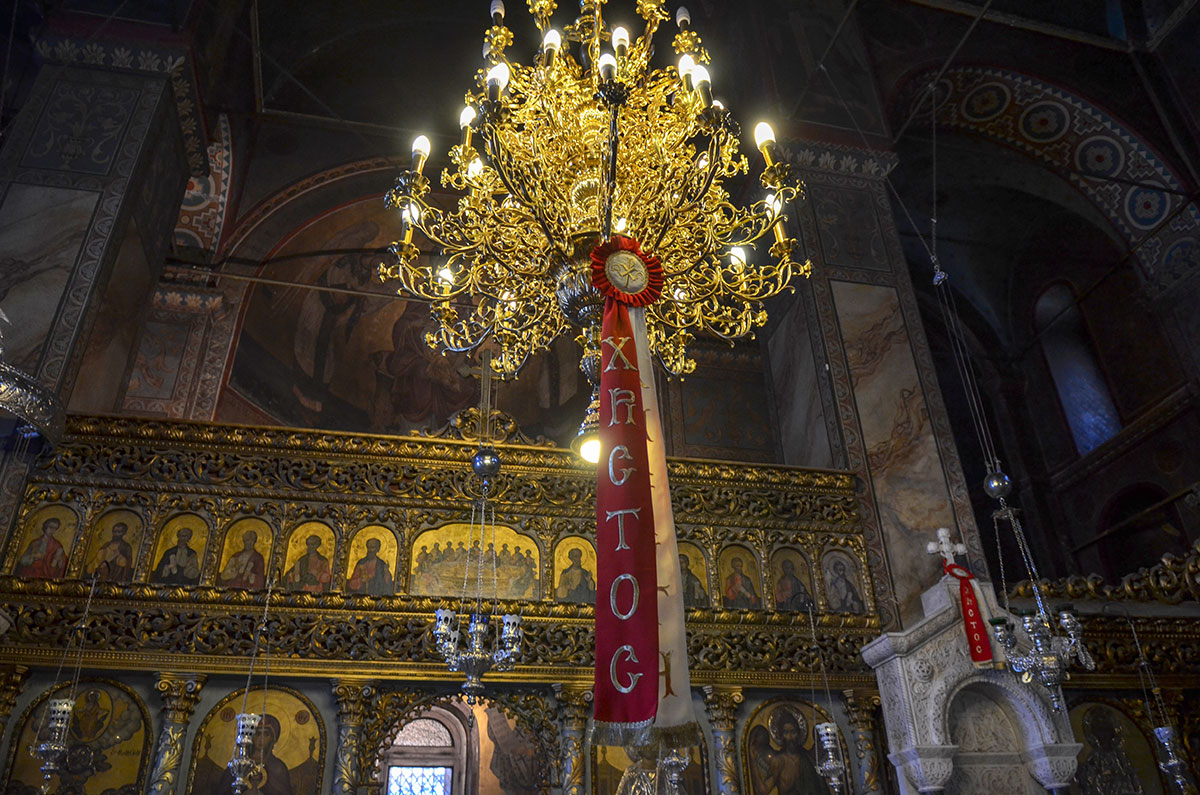 Представленная фотография убранства греческой православной церкви Панагия Григоруса позволяет оценить прелесть деревянных резных деталей и люстры.