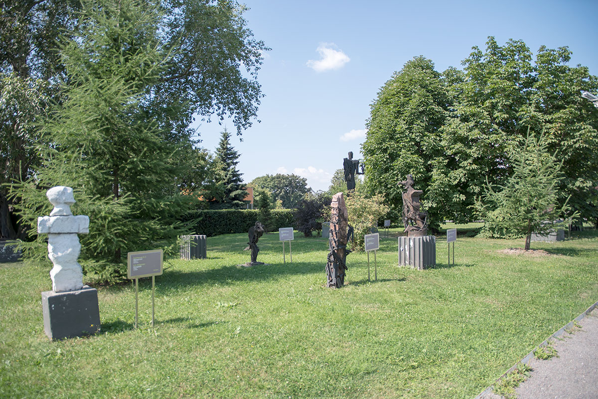 Целую лужайку среди разнообразной растительности в парке Музеон загромоздили творения Григорьева из камней и металлолома.