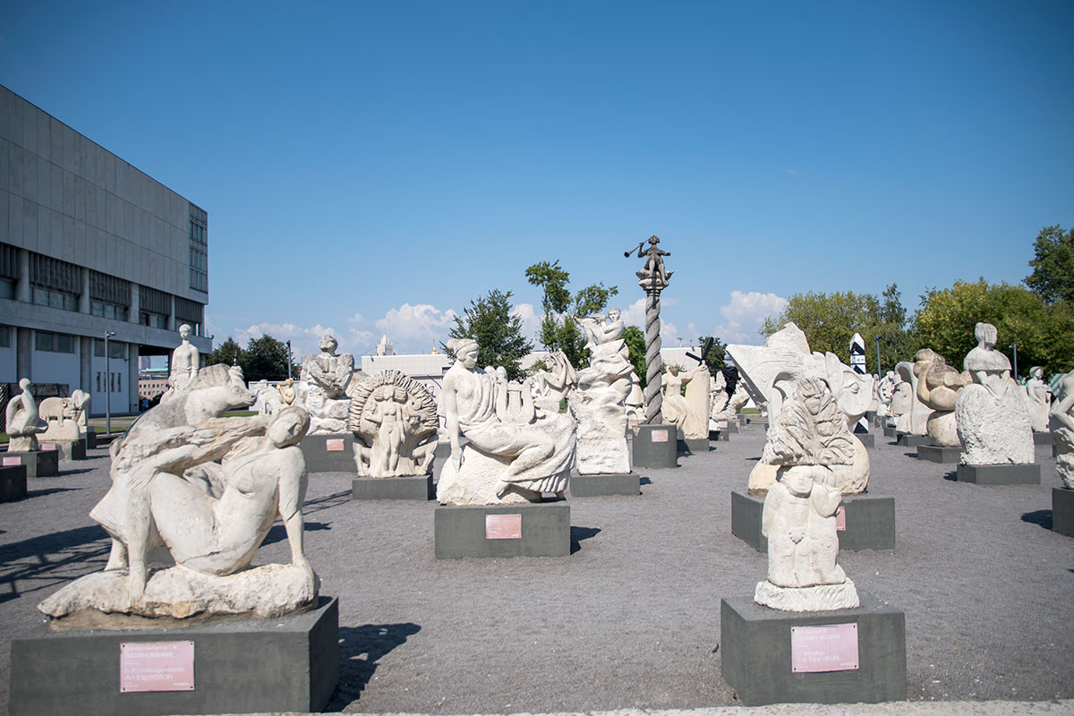 Вторая массовка скульптурных фигур в парке Музеон составлена из работ известных ваятелей, студентов и даже простых любителей.
