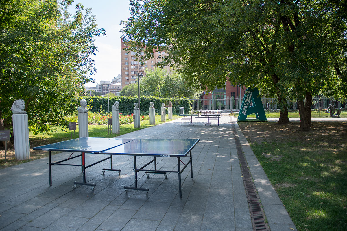 По неизвестной причине пустуют теннисные столы на аллее парка Музеон, охраняемые безмолвными бюстами на одинаковых постаментах.