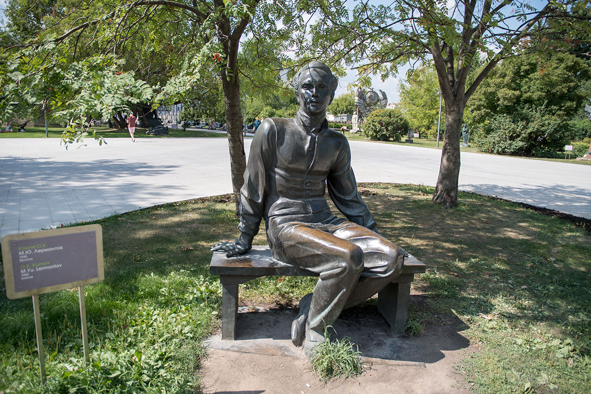Памятник Лермонтову работы скульптора Комова в парке Музеон полностью повторяет установленный в имении Тарханы.