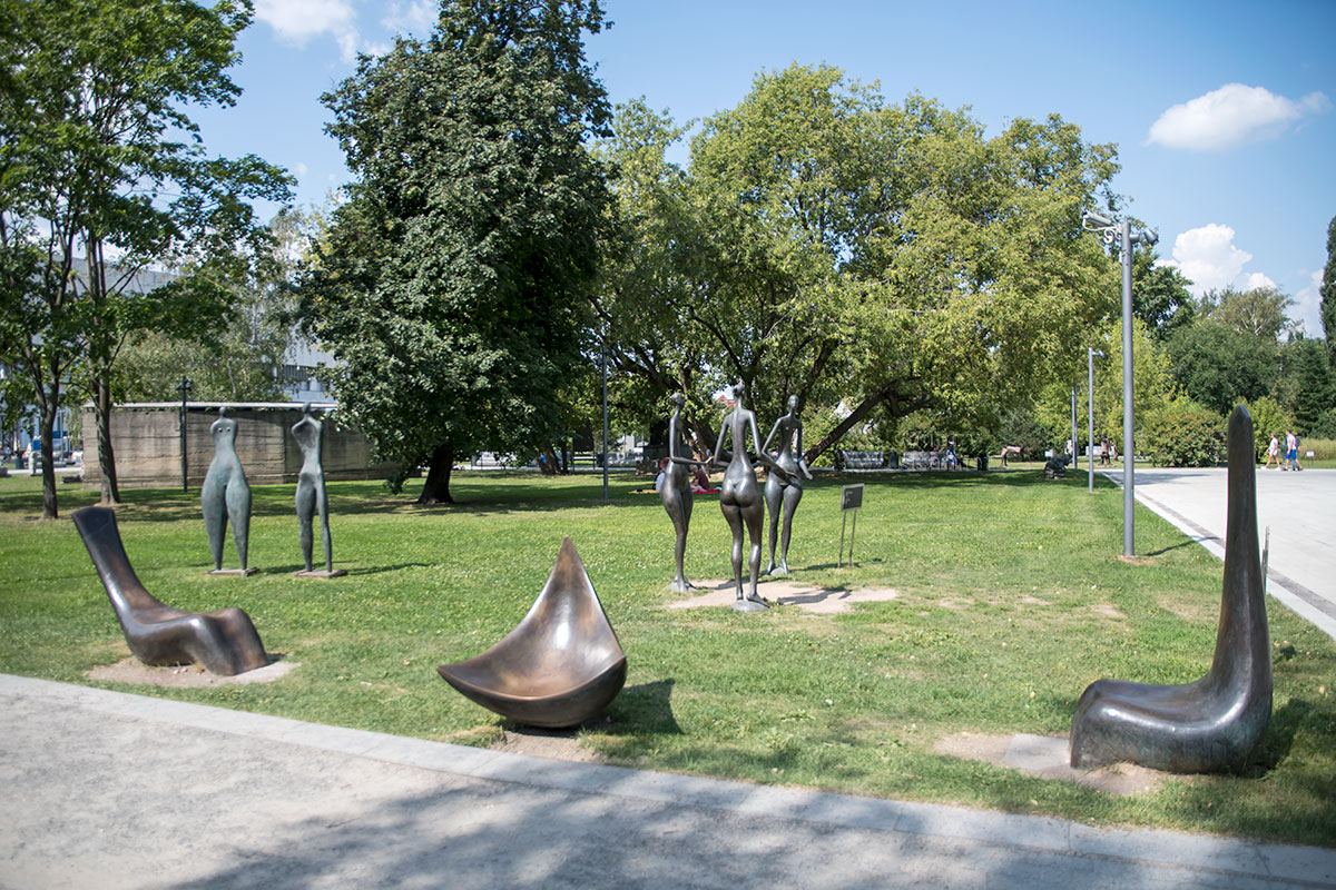 Обширную полянку на территории парка Музеон заняли работы уроженца Кишинева, скульптора Тараса Левко, явно авангардистского толка.