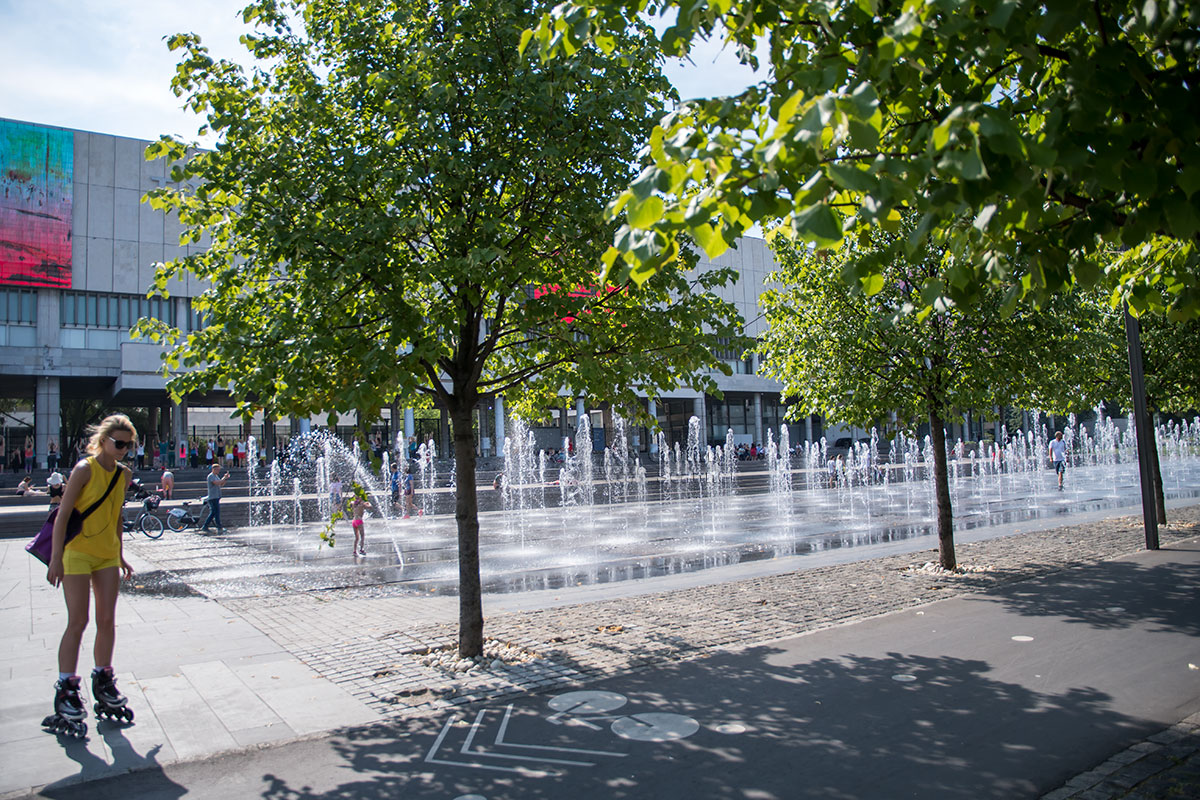 На территории парка Музеон значительную площадь занял шуточный фонтан, многократно превосходящий предшественников в Петергофе.