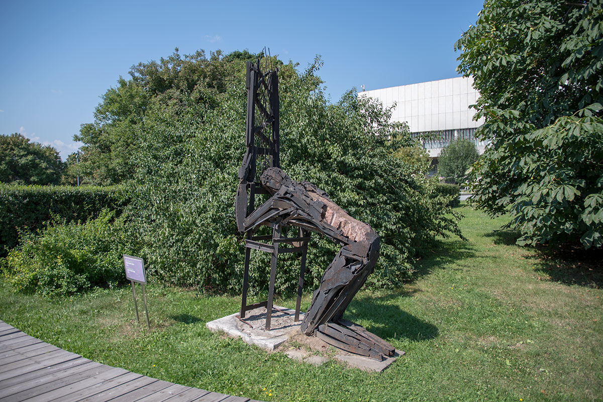 Железный человек скульптора Григорьева, поименованный автором Наследником века, только одна из его своеобразных работ в парке Музеон.