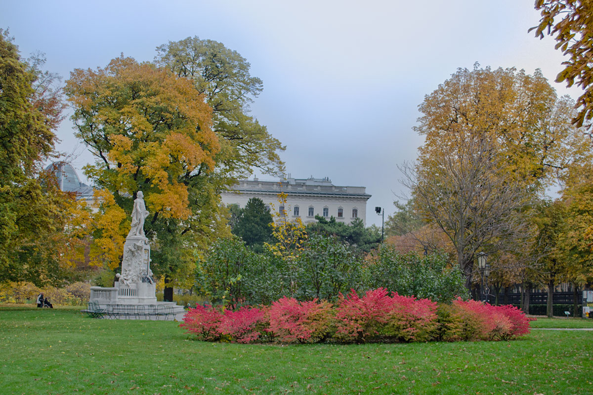 Исключительно удачно выбран природный фон для размещения памятника Моцарту, который выглядит прекрасно во все сезоны года.