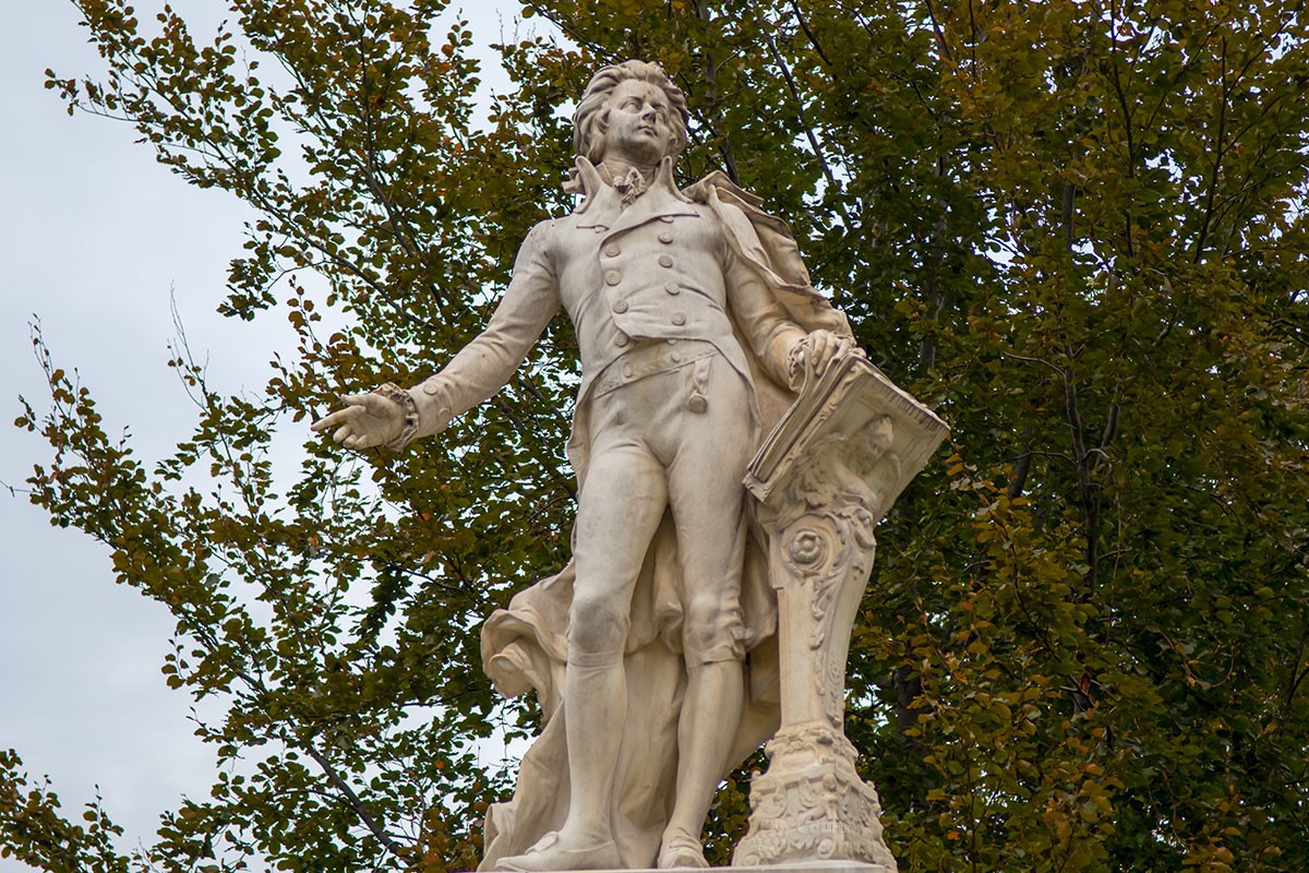 Фигура великого музыканта на венском памятнике Моцарту изображена в естественной позе. Отражая полную погруженность в мелодию.