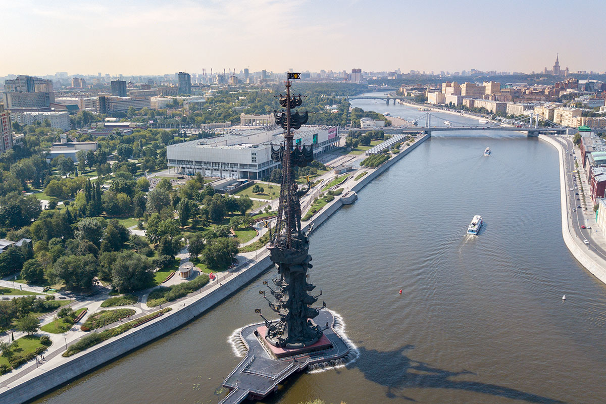 Живописные набережные и водная гладь реки Москвы открываются перед летающим объективом, запущенным для фотографирования памятника Петру I.