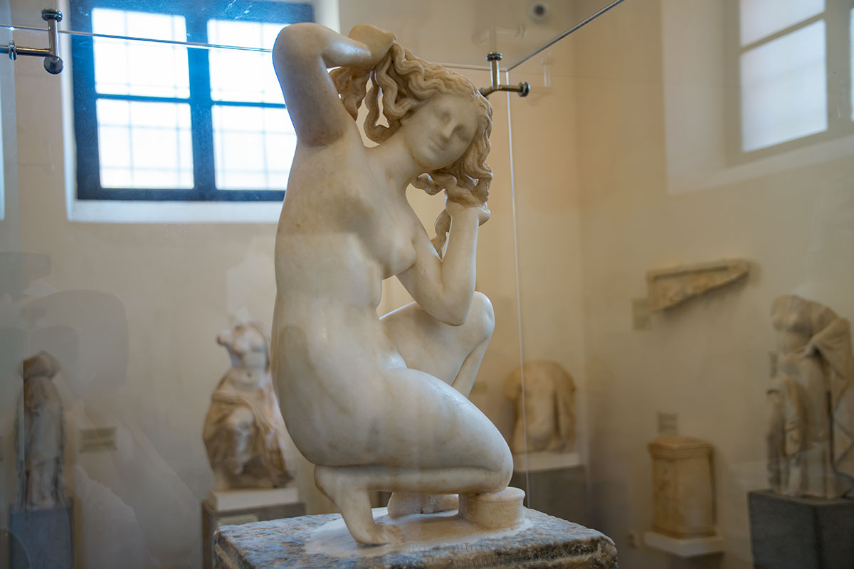 Представляемая Археологическим музеем Родоса статуя Афродиты Родосской, или Купающейся, высотой всего 50 сантиметров.