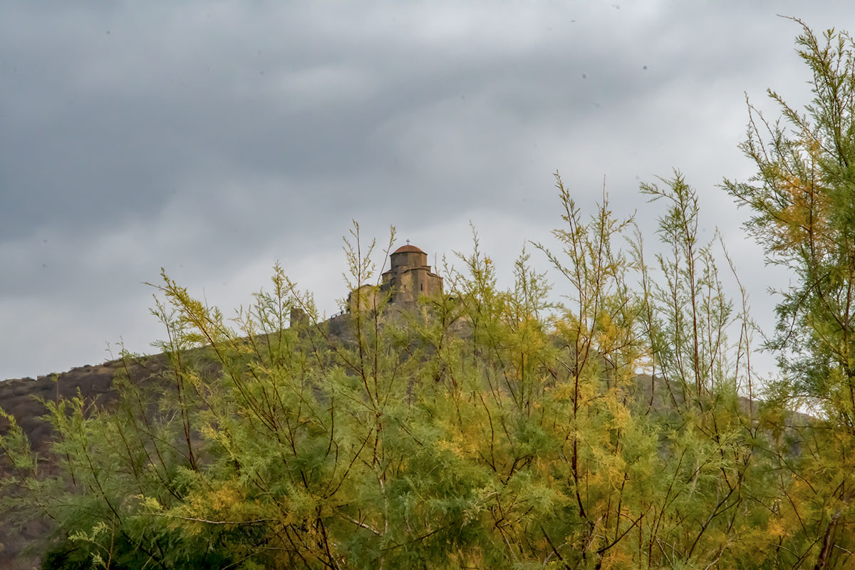 Подъезжающие со стороны нынешней грузинской столицы к древнему монастырю Джвари, на вершине горы Армази видят только одинокий храм.
