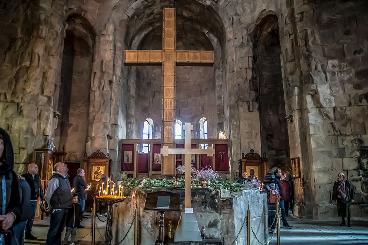 Колоссальный крест из кипарисового дерева, выполненные на нем евангельские сюжеты недавнего происхождения, но уже стали символом монастыря Джвари.