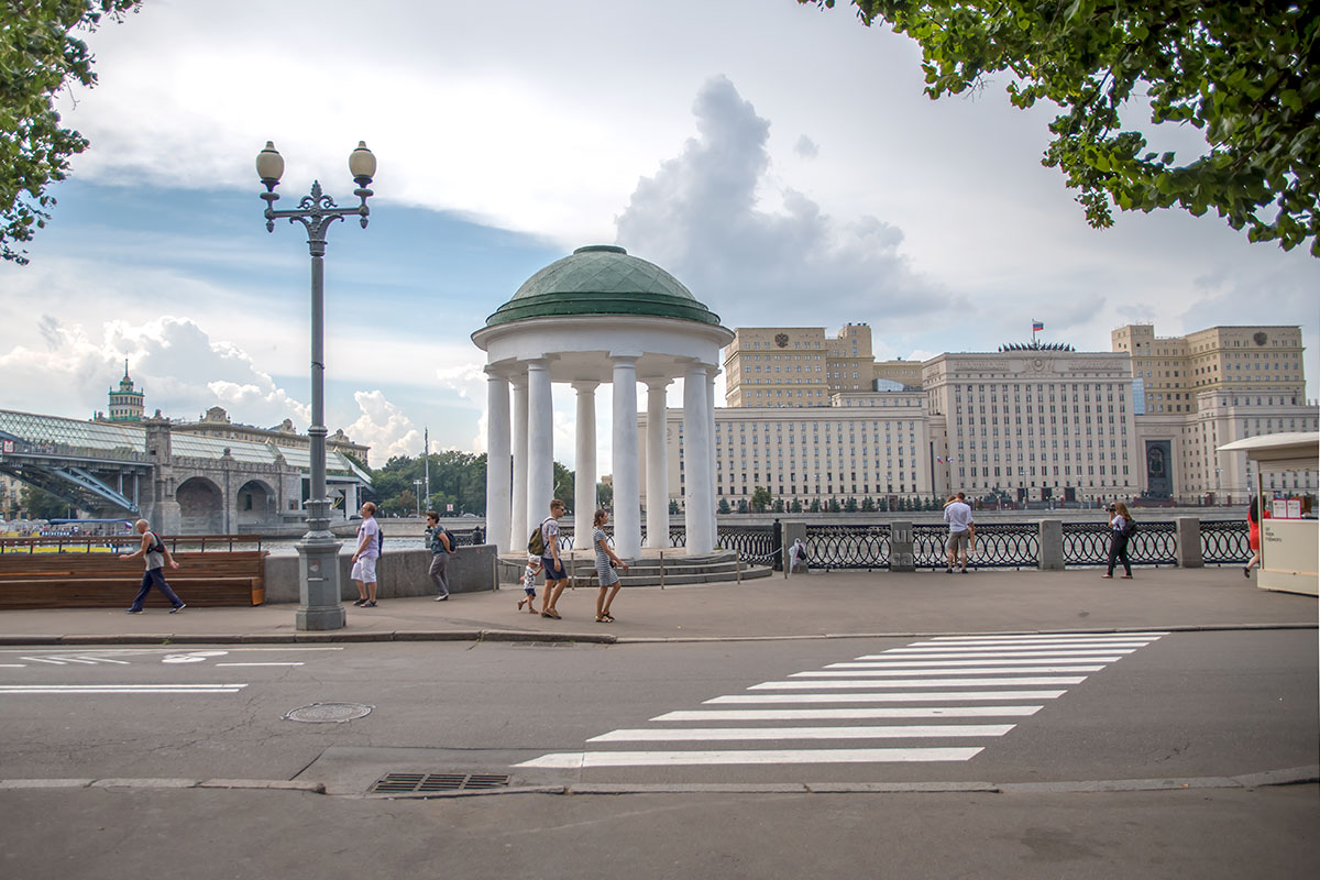 Около парка горького. Ротонда парк Горького. Парк культуры Горького набережная. Ротонда в парке Горького Пермь. Ротонда на Пушкинской набережной.