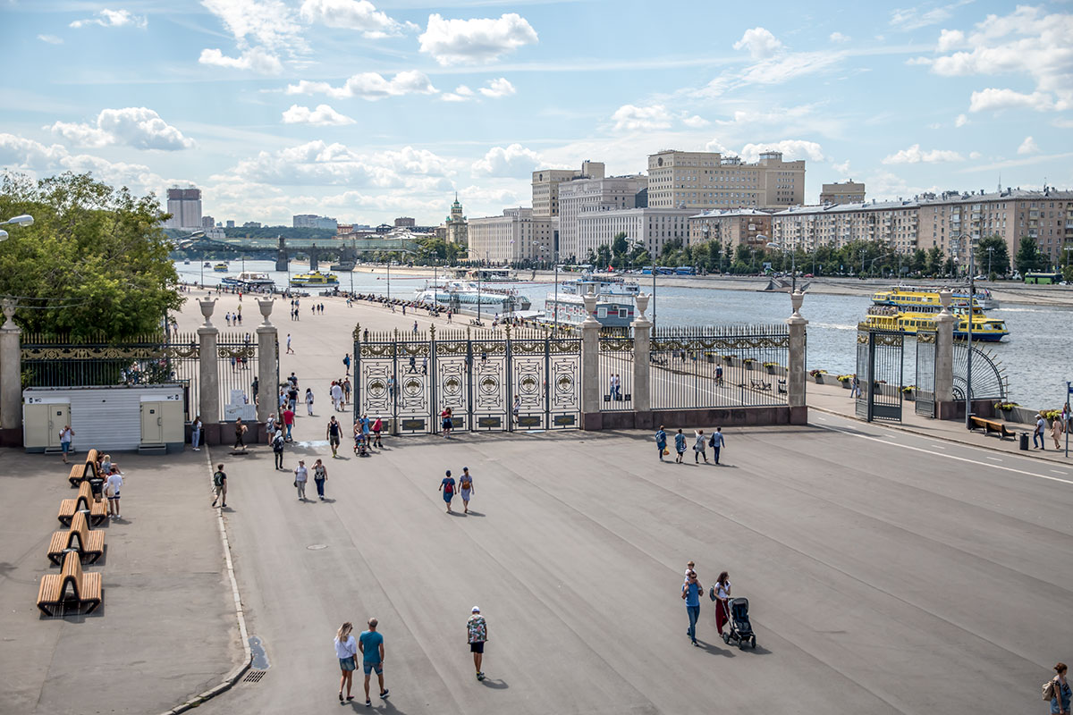 Около парка горького. Парк Горького Крымская набережная. Парк культуры Горького Москва. Пушкинская набережная в парке Горького. Крымской набережной (парк Музеон) в Москве.