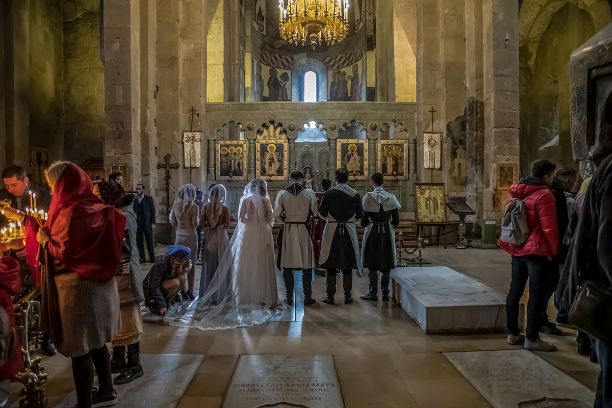 Фотографировать со спины грузинское венчание в соборе Светицховели пришлось, чтобы показать его современный, довольно скромный иконостас алтаря.