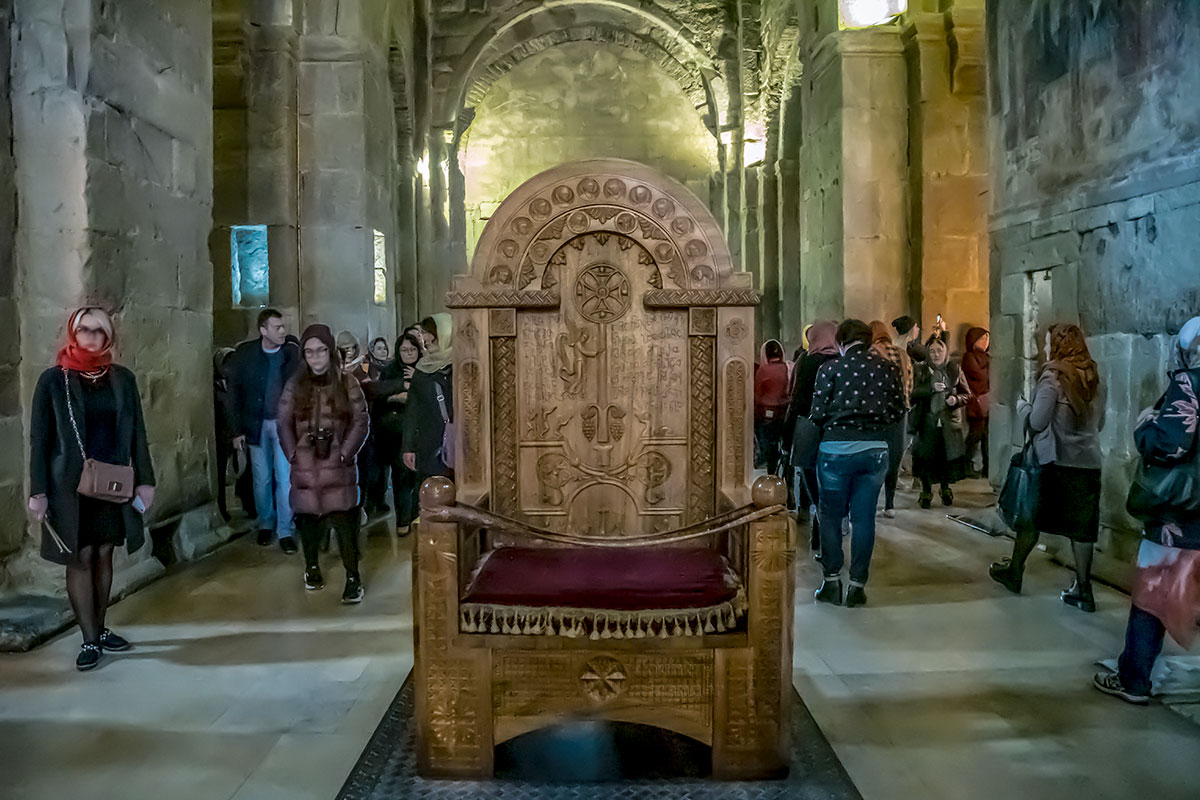 Резной патриарший трон остается реликвией собора Светицховели, хотя кафедральным освящен вновь построенный Троицкий собор в Тбилиси.