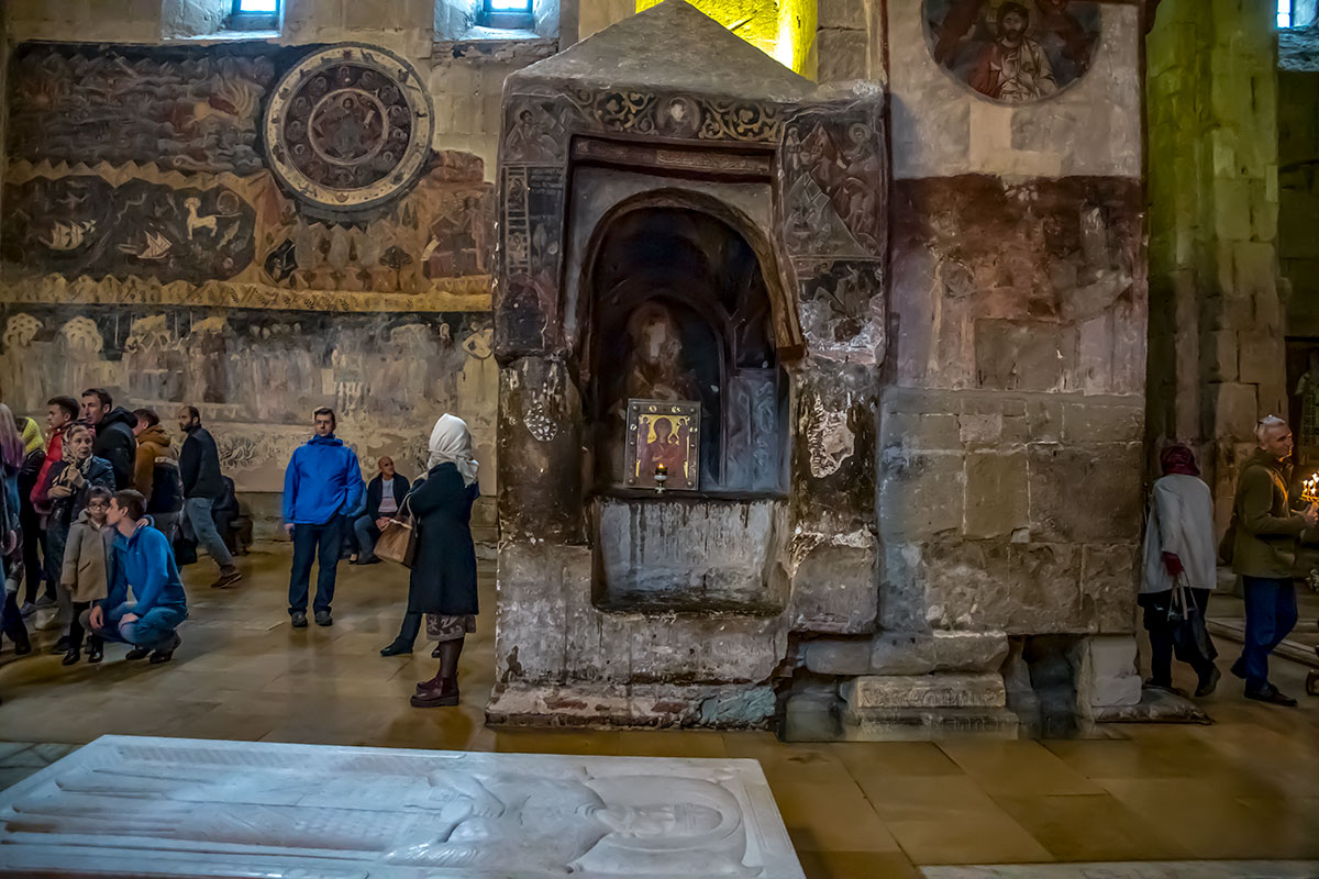 Среди достопримечательностей собора Светицховели особо чтимы фреска Страшный суд и каменный трон католикоса, используемый как киот.