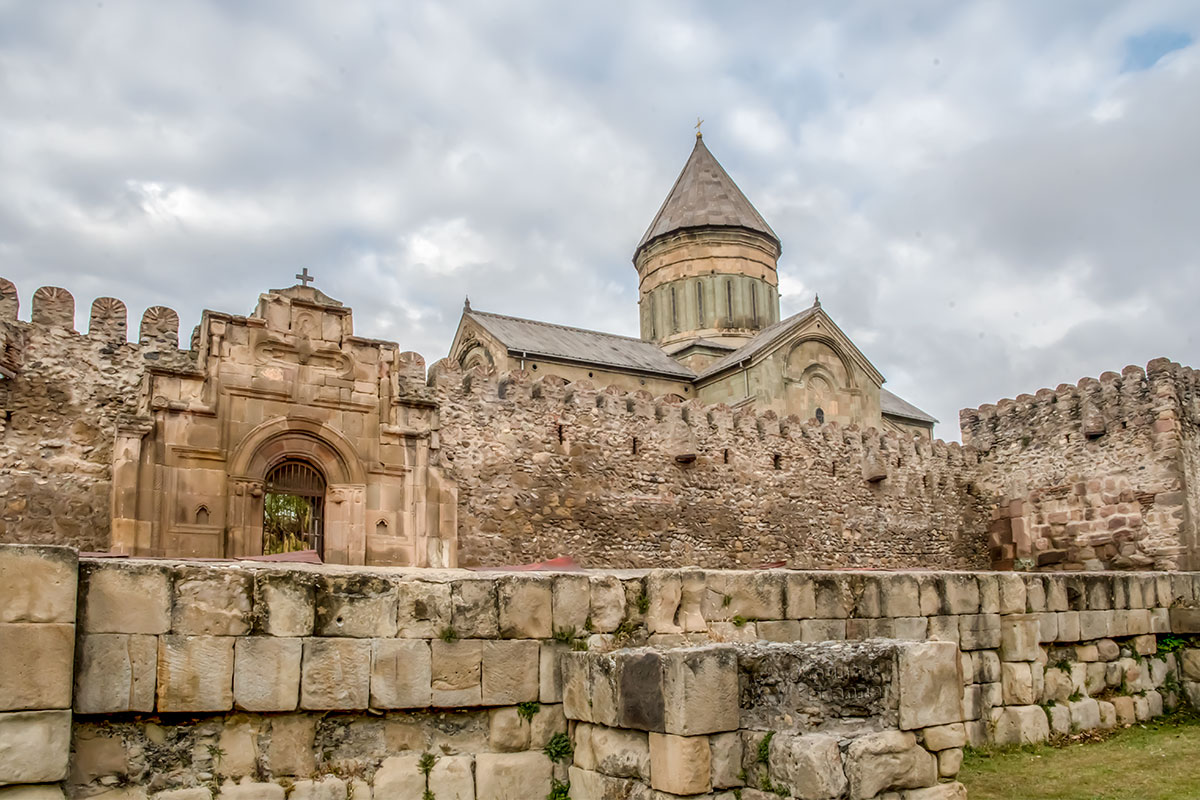 Бывший до недавнего времени кафедральным собором грузинской православной церкви, храм Светицховели остается главной достопримечательностью древнего Мцхета.