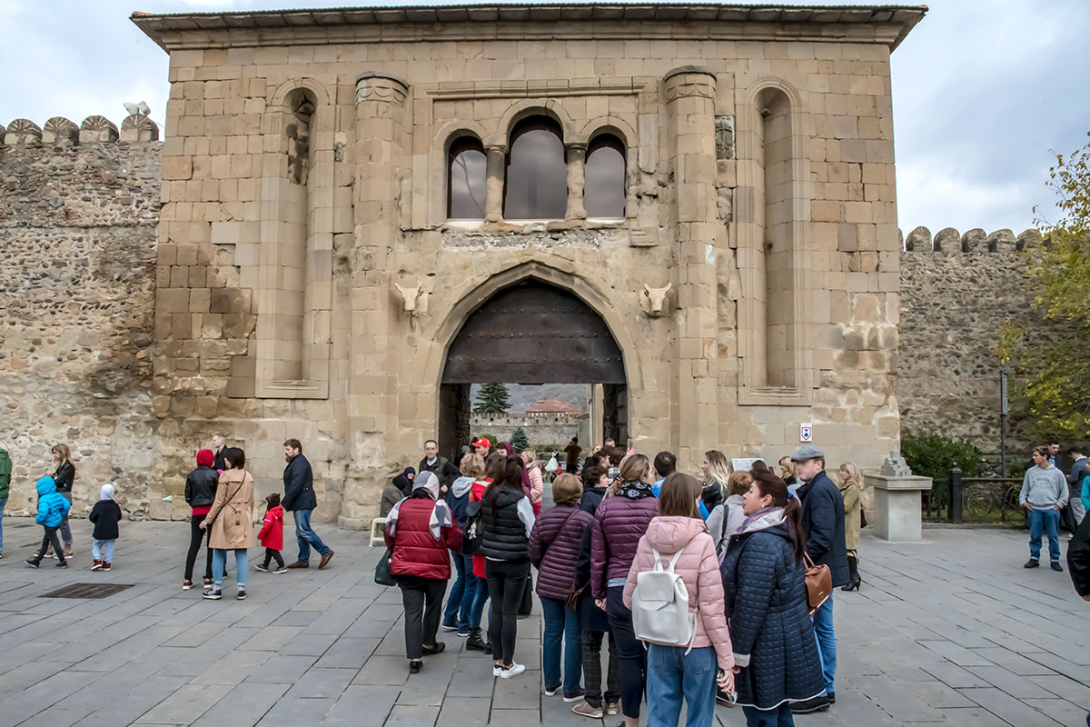 Входная группа собора Светицховели напоминает ворота средневековой крепости и металлической плитой, бычьи головы – от древней базилики.