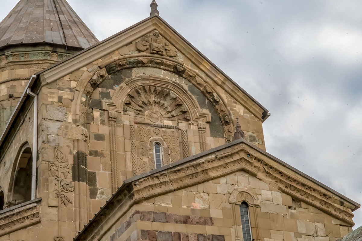 Ближний план западных фасадов собора Светицховели позволяет в деталях рассмотреть его декоративное убранство, выполненное тысячу лет назад.
