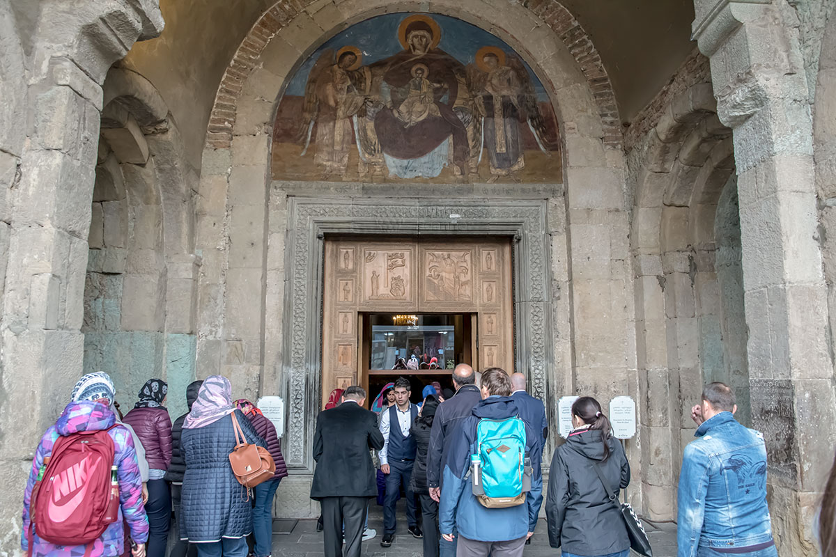 Вход внутрь собора Светицховели украшен фреской Богородицы, дверной проем – резными рельефами о Животворящем столбе.