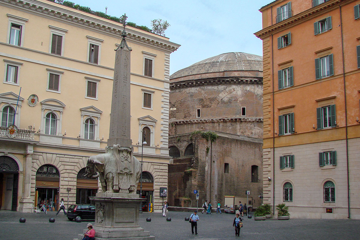 Даже с близлежащей площади Пантеон в Риме колоссальным строением не представляется, сравнительно в окружающими скромными жилыми домами.