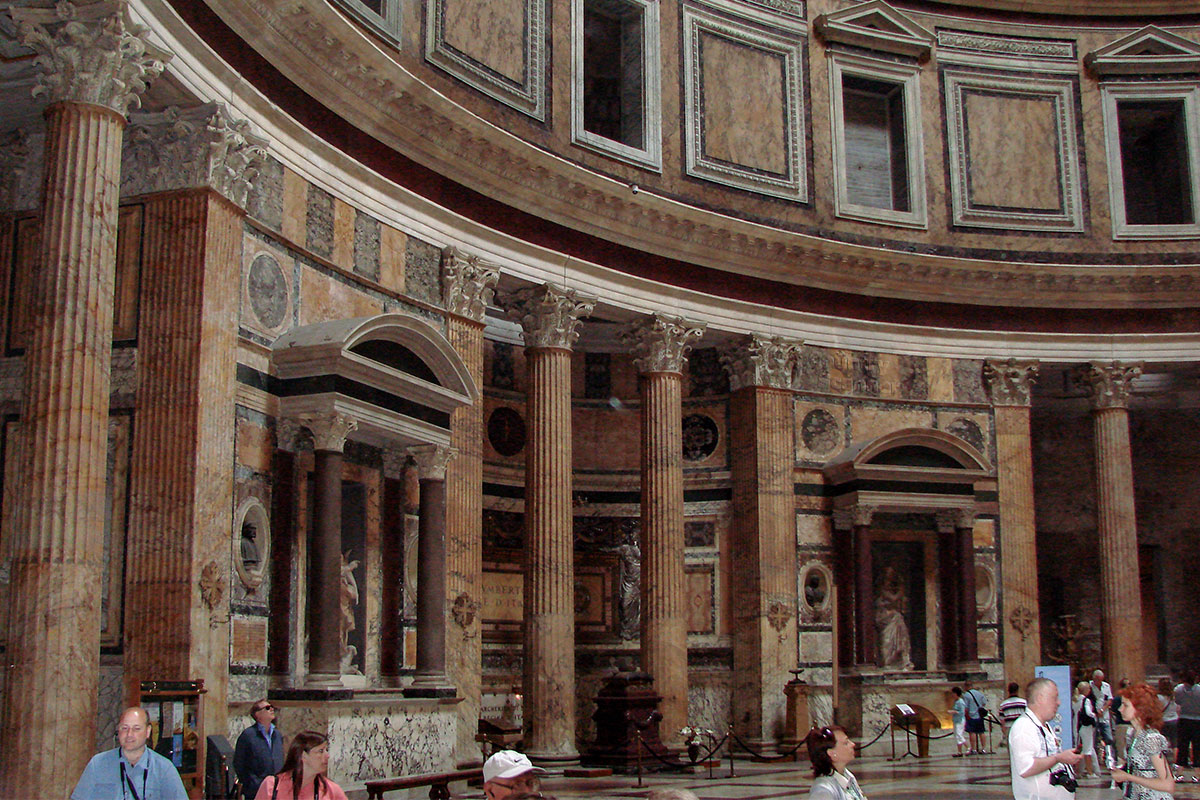 Мемориальное использование Пантеона в Риме продолжалось до прошлого века, здесь похоронены коронованные особы и деятели искусства.