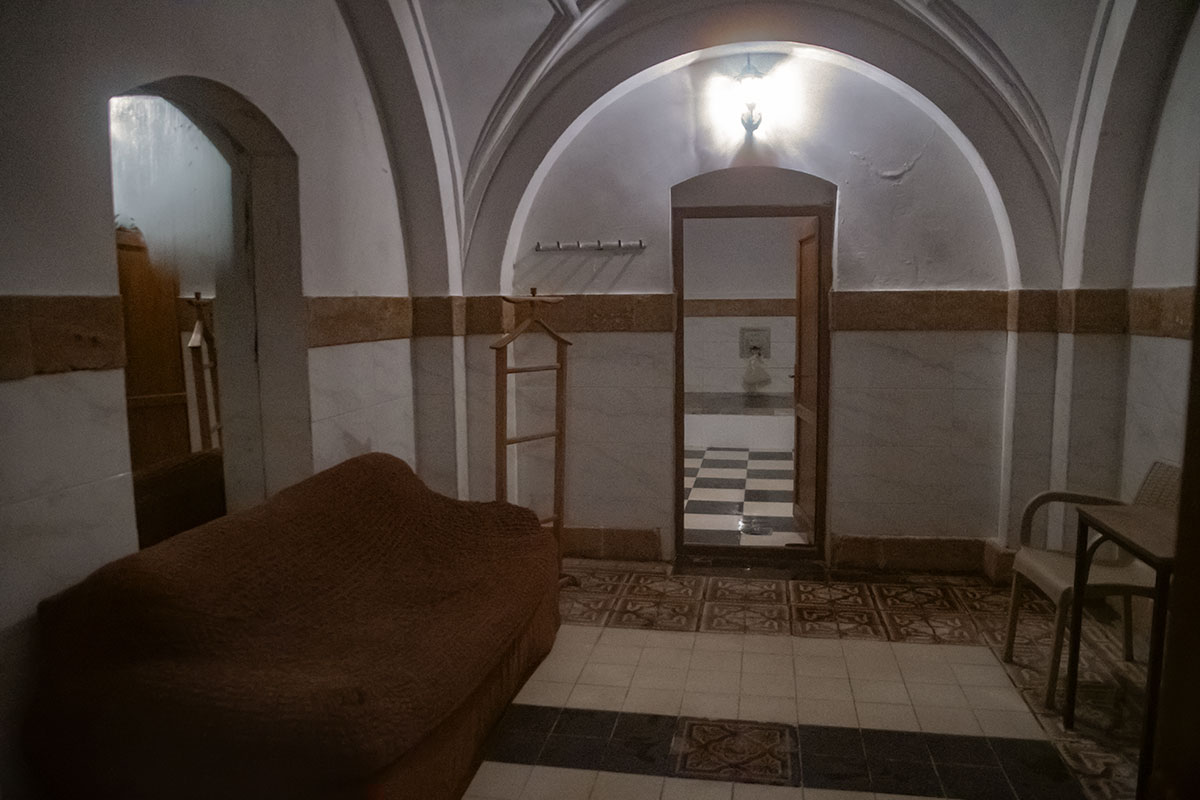 Некоторые предбанники в серных банях Тбилиси обставлены мягкой мебелью, отчасти это порождает слухи о них как рассадниках разврата.