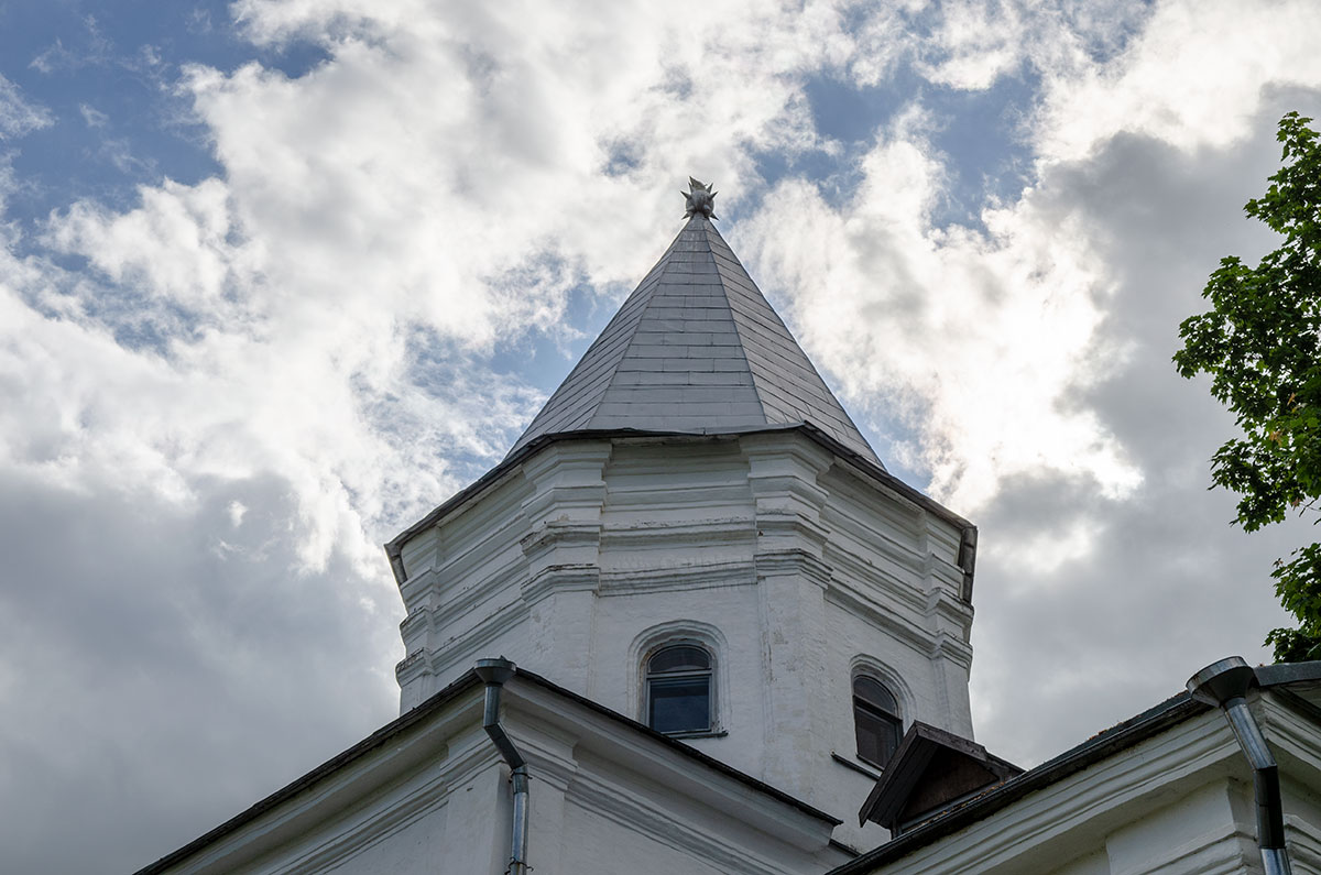 Шар с шипами, напоминающий богатырскую палицу, венчает пирамидальный купол Воротной башни Гостиного двора, достопримечательности Великого Новгорода.