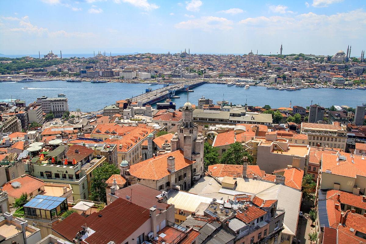 На перилах смотрового балкона Галатской башни размещен информационный планшет с указанием главных достопримечательностей Стамбула.