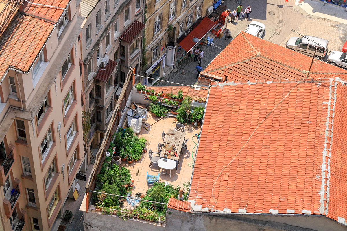 Некоторые крыши стамбульских зданий, в том числе ближайшая к Галатской башне, оборудованы для семейного отдыха, используются как садовые участки.
