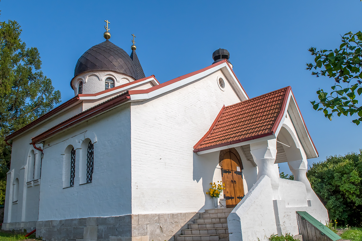Проект церкви Поленов изначально выполнял для Абрамцево, но там строили по задумкам Васнецова, свою Василий Дмитриевич воплотил в храм в Бехово.