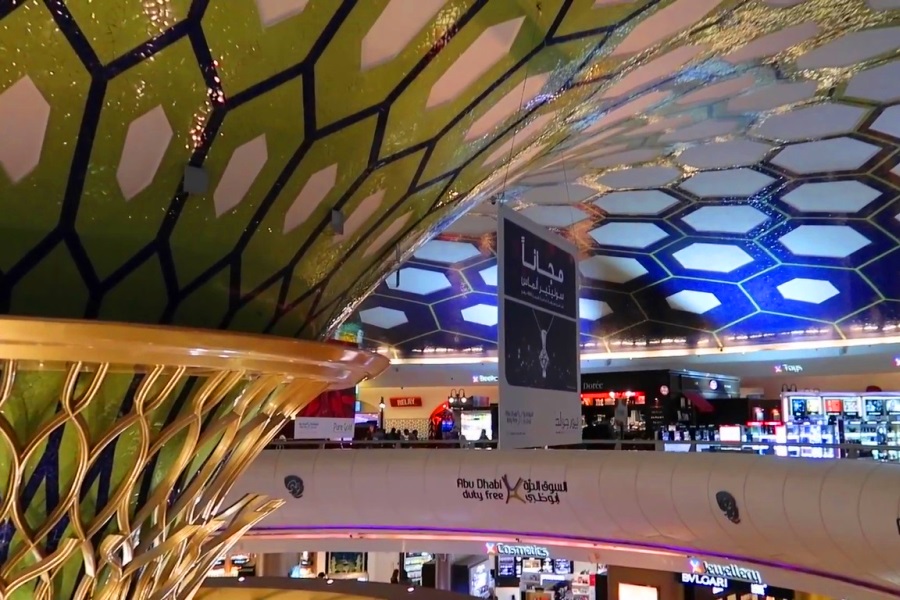 Аэропорт абу даби табло прилетов. Новый аэропорт Абу Даби. Аэропорт Абу Даби внутри. Аэропорт Абу Даби магазины. Душевые кабинки в аэропорту Абу Даби.