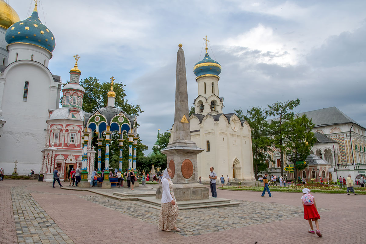 Свято троицкая лавра площадь. Свято-Троицкая Сергиева Лавра Сергиев Посад. Соборная площадь Троице Сергиевой Лавры. • Обелиск Сергиев Посад Троице Сергиева Лавра. Лаврская площадь Сергиев Посад.