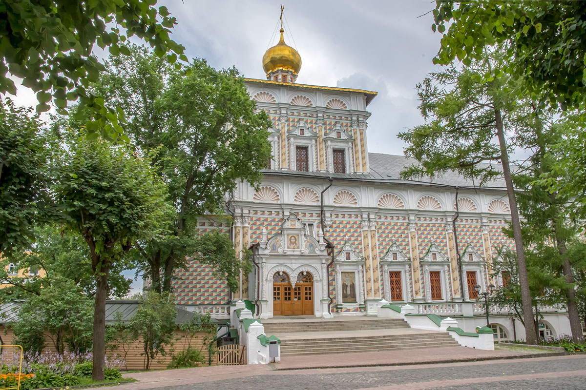 Лавра трапезный храм