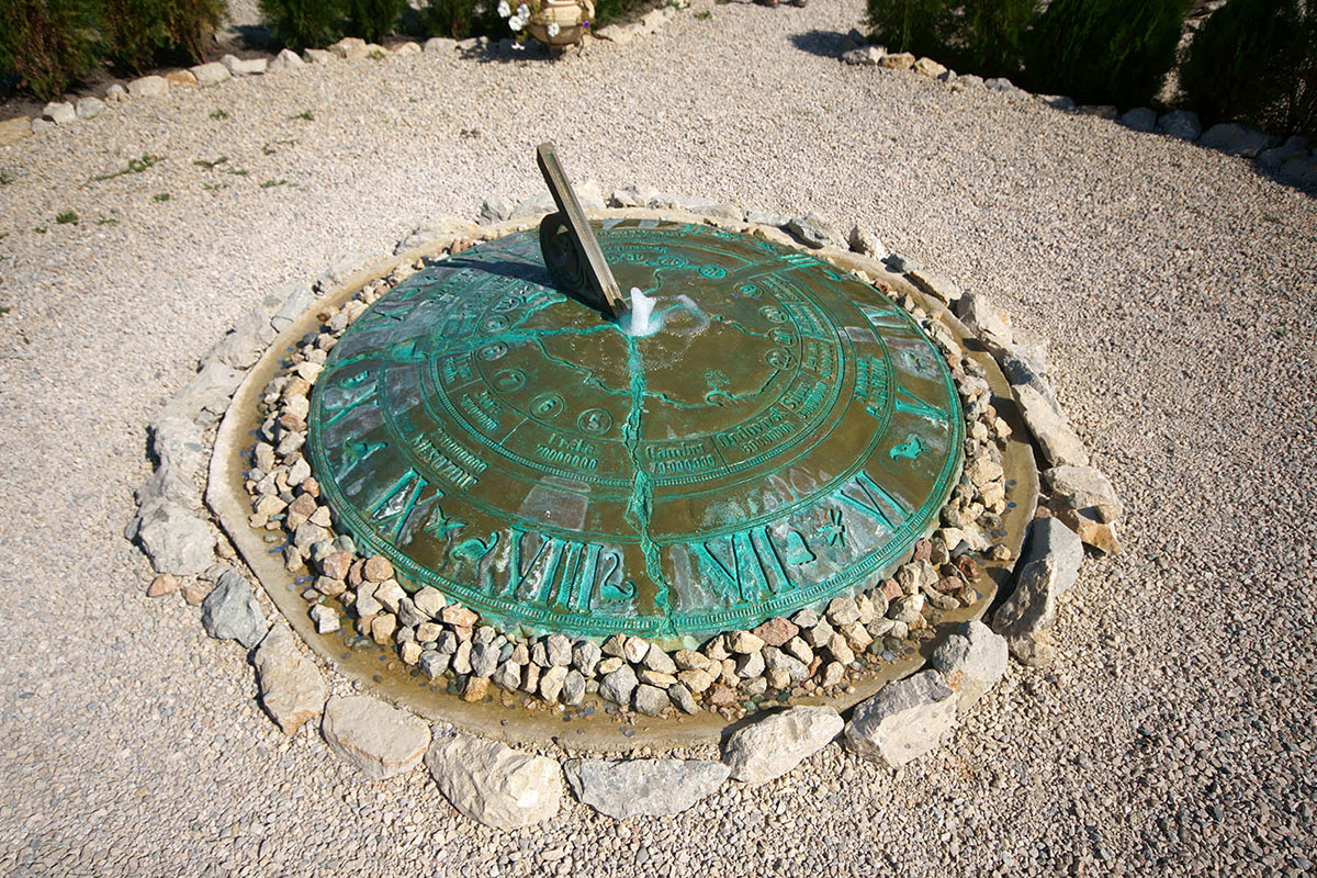 Одним из интереснейших экспонатов, размещенных на территории близ Динотерия в Коктебеле, являются Солнечные часы с фонтаном и двойной шкалой.