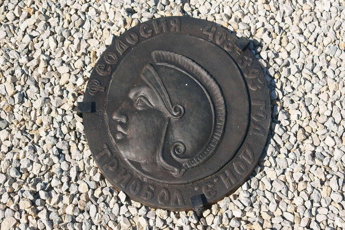 Устроенный на территории Динотерия в Коктебеле скифский Лабиринт предлагает отыскать десяток щитов с изображениями древних монет.