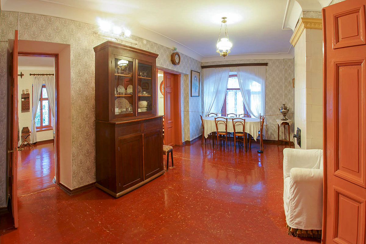 Компактное помещение малой столовой на первом этаже дома Чехова в Ялте могло вместить до десятка человек обедающих или ужинающих.