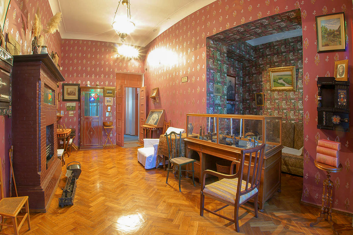 Нестандартной планировкой отличается рабочий кабинет писателя, самое популярное у туристов для фотографирования помещение дома Чехова в Ялте.