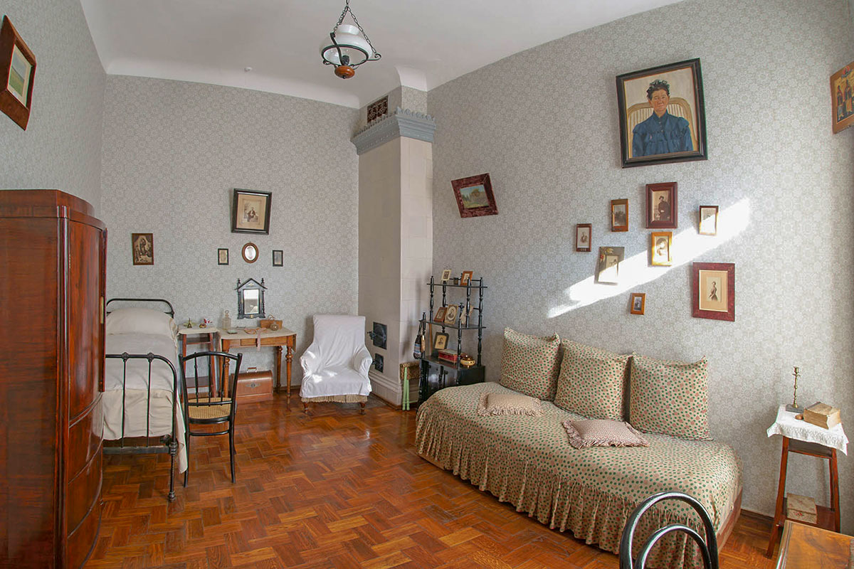 Комната матери Антона Павловича, как и его личные комнаты, намеренно расположена на втором этаже дома Чехова в Ялте, а гостевые – на первом.