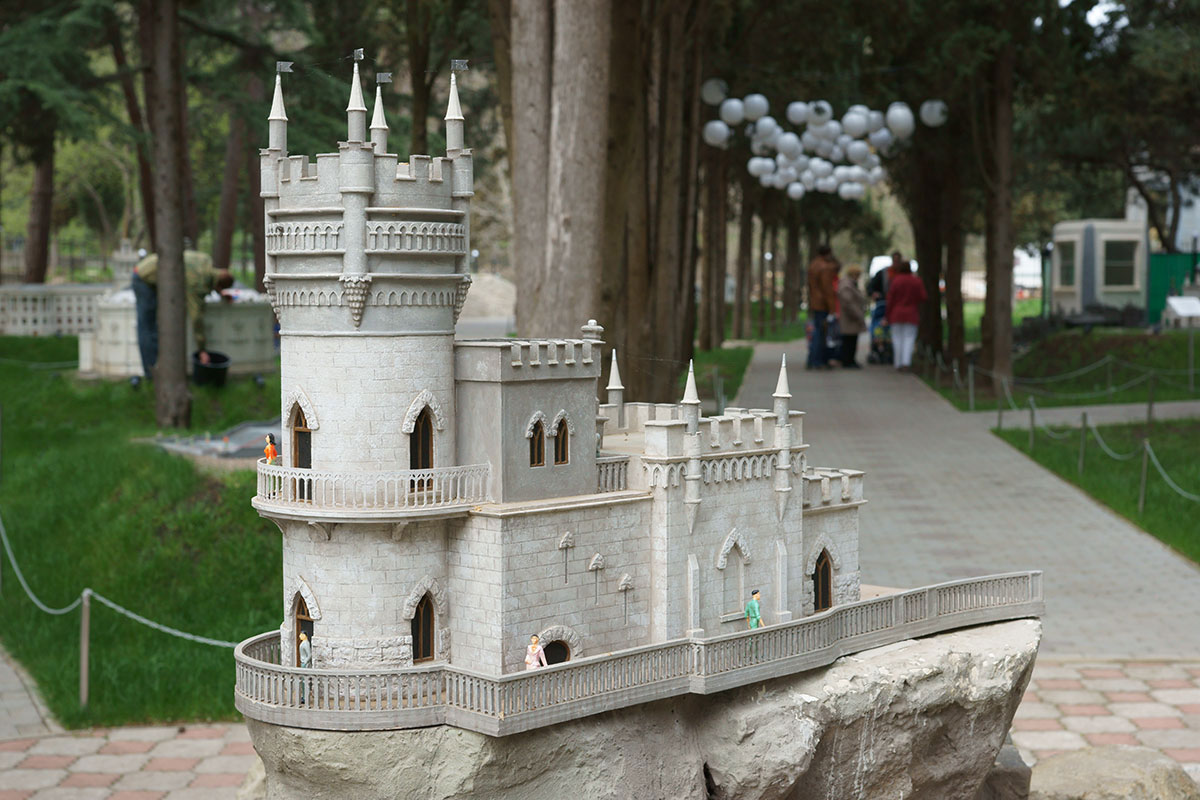 Парк Крым в миниатюре в Алуште не мог не представить модель замка Ласточкино гнездо, который признан главным символом полуострова.