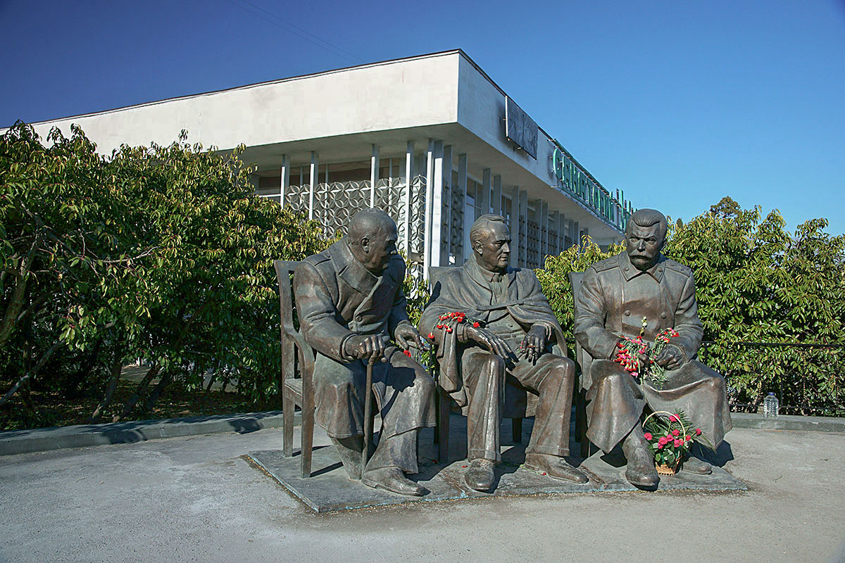 Одним из примечательных памятников вблизи Ливадийского дворца стал монумент лидеров государств, участвовавших в Ялтинской конференции.