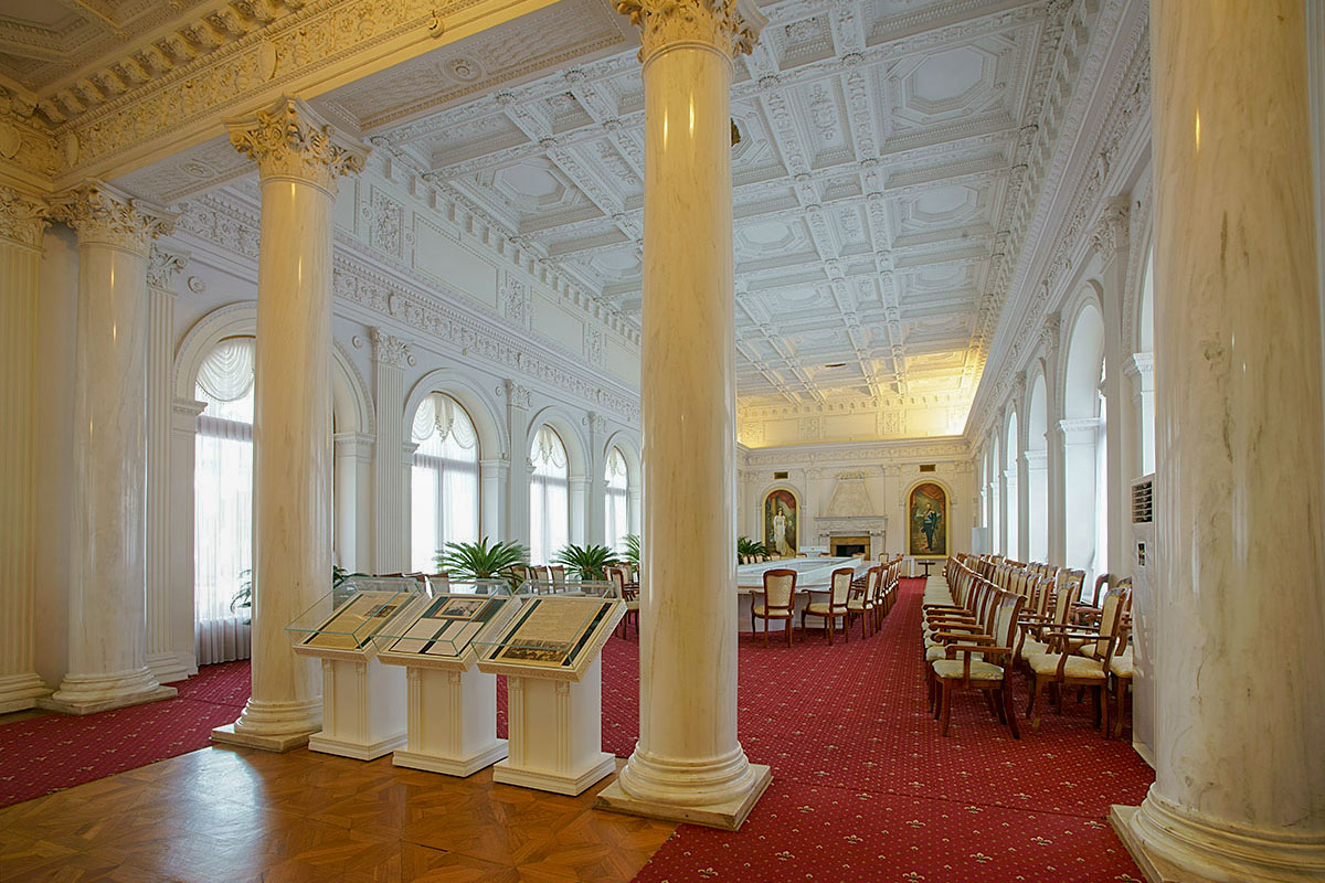Самый обширный в Ливадийском дворце Белый зал был задуман как парадная столовая для проведения императорских приемов и торжеств.